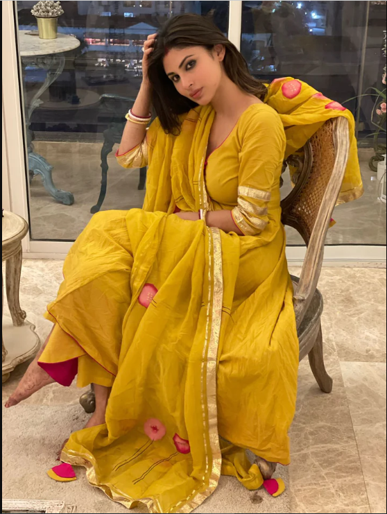 Aachho Women Yellow cotton Suit Set